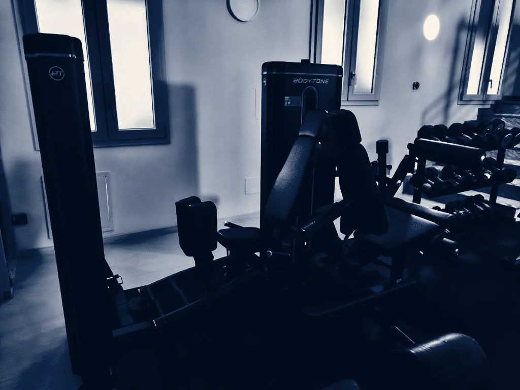 La sala attrezzi di Exclusive Training 38 con macchinari Bodytone e rack di manubri