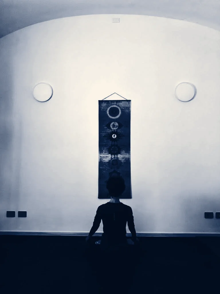 Sala yoga con praticante in meditazione